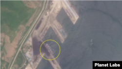 라진항을 촬영한 20일 자 위성사진에 190m 길이의 대형 선박이 보인다. 사진=Planet Labs (자료사진)