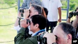 菲律宾和澳大利亚海军在美国海军陆战队的支持下，2023年8月25日举行联合作战演习。澳大利亚国防部长理查德·马勒斯(左)和菲律宾总统小费迪南德·马科斯(中)通过望远镜观看大规模联合两栖攻击演习。 （美联社照片）