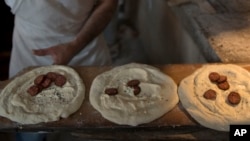 Pembuat roti menyiapkan adonan untuk memanggang pitalka, roti pita khusus hidangan untuk berbuka puasa selama bulan suci Ramadan di kota Prizren, Kosovo selatan, 17 Juni 2016. (AP/Visar Kryeziu)