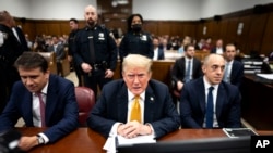 도널드 트럼프 전 미국 대통령이 29일 자신의 성추문 입막음 의혹 관련 재판을 위해 뉴욕 맨해튼 형사법원에 출석해 있다. 