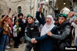 FILE - Polisi perbatasan Israel menahan seorang pengunjuk rasa Palestina, menjelang hari raya Yahudi Sukkot, di Kota Tua Yerusalem, 2 Oktober 2023. (REUTERS/Ammar Awad)