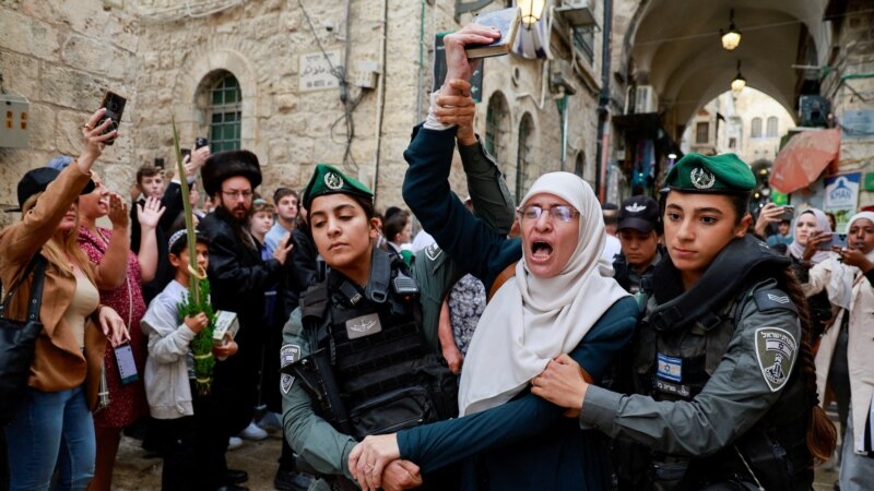 FILE - Polisi perbatasan Israel menahan seorang pengunjuk rasa Palestina, menjelang hari raya Yahudi Sukkot, di Kota Tua Yerusalem, 2 Oktober 2023. (REUTERS/Ammar Awad)