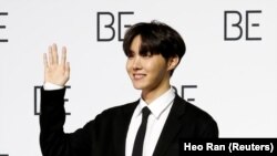 Anggota boy band K-pop BTS J-hope saat mempromosikan album baru "BE(Deluxe Edition)" di Seoul, Korea Selatan, 20 November 2020. (Foto: REUTERS/Heo Ran)