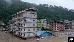 Bangunan terendam banjir bandang yang dipicu oleh hujan deras yang tiba-tiba membanjiri Kota Rangpo di Sikkim, India, Kamis, 5 Oktober. 2023. . (Foto: AP/Prakash Adhikari)