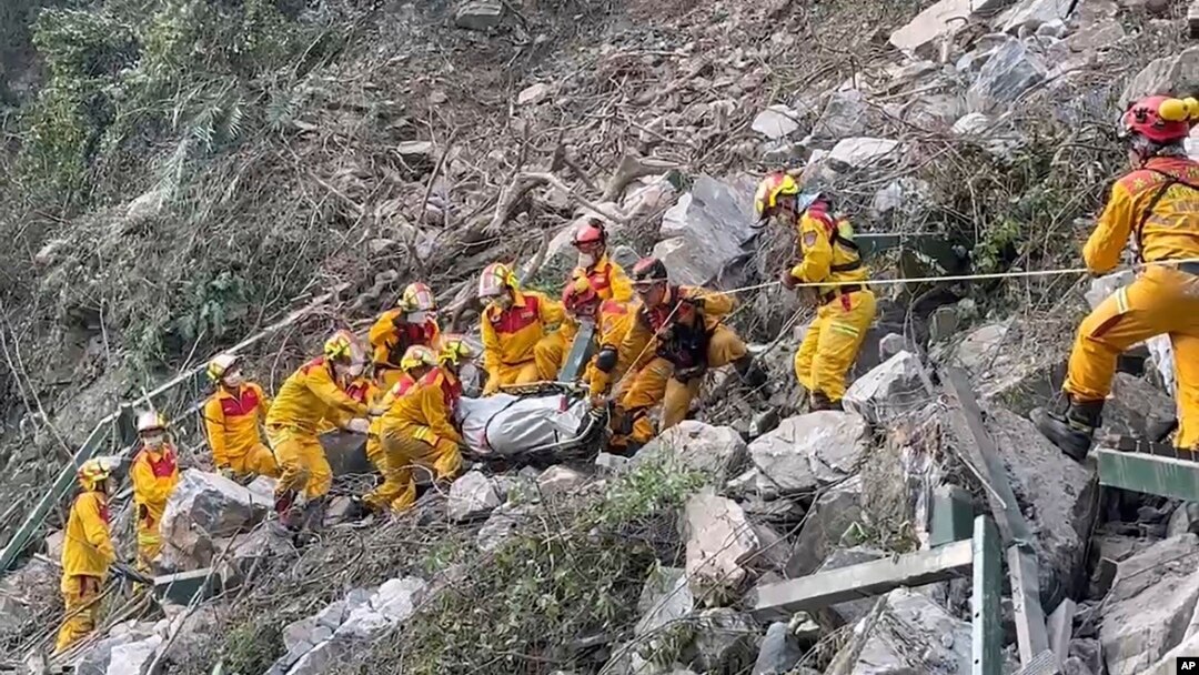 Nhân viên cứu hỏa sơ tán một thi thể khỏi Công viên Quốc gia Taroko vào ngày 4/4/2024, một ngày sau khi trận động đất mạnh xảy ra ở Hoa Liên, phía đông Đài Loan.