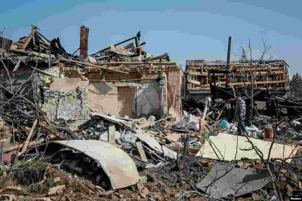 Un residente local camina frente a su casa, destruida durante el ataque con misiles rusos.