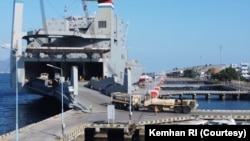 Sejumlah kendaraan militer, termasuk helikopter tempur dan kendaraan angkut militer, diturunkan dari kapal MV Cape Husdon berbendera AS yang berlabuh di Dermaga Tanjung Wangi, Banyuwangi, Senin (12/8). (Foto: Courtesy/Kemhan RI)
