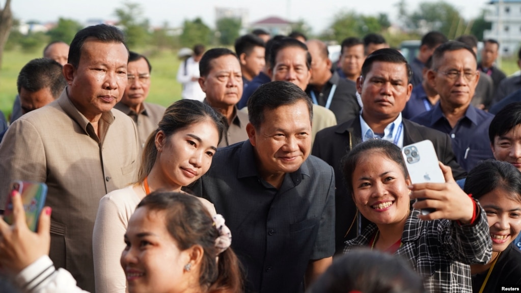 រូបឯកសារ៖ នាយករដ្ឋមន្ត្រីកម្ពុជា លោក ហ៊ុន ម៉ាណែត ថតរូបនៅក្នុងពិធីជួបសំណេះសំណាលជាមួយកម្មកររោងចក្រកាត់ដែរ នៅជាយក្រុងរាជធានីភ្នំពេញ កាលពីថ្ងៃទី ២៩ ខែសីហា ឆ្នាំ ២០២៣។ 