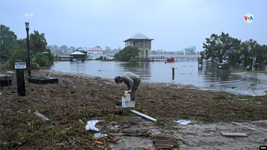 Bobby Adisano, residente local, recoge sus pertenencias cerca del puerto deportivo de Steinhatchee, en Steinhatchee, Florida, el lunes 30 de agosto de 2023, después de que el huracán Idalia tocara tierra.&nbsp;