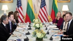 Menteri Luar Negeri AS Antony Blinken (kiri, depan) bertemu dengan Menteri Luar Negeri Lituania Gabrielius Landsbergis (kanan, depan) dalam pertemuan di Washington, pada 6 Maret 2023. (Foto: Brendan Smialowski/Pool via Reuters)