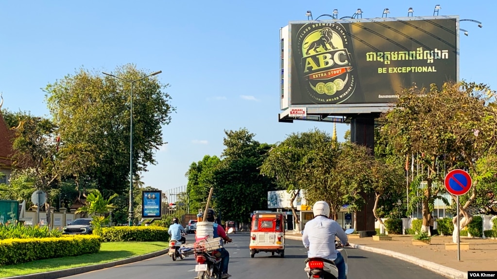 រូបភាពនៃផ្ទាំងផ្សព្វផ្សាយគ្រឿងស្រវឹង នៅតាមមហាវិថីព្រះស៊ីសុវត្ថិ ក្នុងរាជធានីភ្នំពេញ នៅថ្ងៃទី២៤ ខែមករា ឆ្នាំ២០២៤។ (លាស់ លីបលីប/ វីអូអេ)
