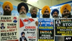 FILE - Kanwar Pal Singh (2 kiri) sekretaris Dal Khalsa, sebuah kelompok pro-Khalistan, bersama dengan anggota berbagai organisasi Sikh memegang plakat yang menampilkan separatis Sikh Hardeep Singh Nijjar di Amritsar, 22 September 2023. (Narinder NANU/AFP)