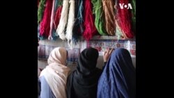 被限制受教育和工作的阿富汗妇女以织地毯为生 