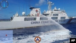 一艘中國海警船在南中國海第二托馬斯淺灘(仁愛礁)附近向一艘菲律賓海岸警衛隊船隻使用水砲。 (2023年8月5日)
