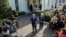 Ketua DPR AS Kevin McCarthy dan Pemimpin Minoritas Senat AS Mitch McConnell berbicara kepada para jurnalis setelah melangsukan pembicaraan dengan Presiden Joe Biden mengenai plafon utang di Gedung Putih, Washington, pada 9 Mei 2023. (Foto: Reuters/Jonathan Ernst)