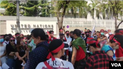 
ထိုင်းနိုင်ငံဘန်ကောက်မြို့ ကုလသမဂ္ဂရုံးရှေ့မှာ မြန်မာစစ်ကောင်စီရဲ့ အခွန်ကောက်ခံမှုကို ဆန့်ကျင်ဆန္ဒပြနေသော မြန်မာရွှေ့ပြောင်းအလုပ်သမားများ