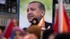 Pendukung calon presiden Aliansi Rakyat Recep Tayyip Erdogan di sela kampanye pemilihan presiden di Istanbul, Turki, 12 Mei 2023. (Foto: AP)