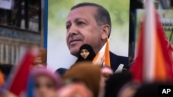 Supporters of People's Alliance's presidential candidate Recep Tayyip Erdogan attend a campaign rally in Istanbul, Turkey, May 12, 2023.