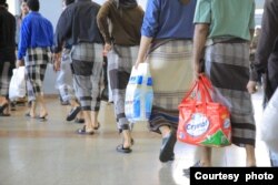 Released detainees, who were repatriated to Yemen and Saudi Arabia, carry bags of supplies, on April 14, 2023. (Photo courtesy of the ICRC)