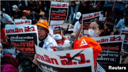 Para pendukung Partai Bergerak Maju melakukan protes sehari setelah pemimpin partai Pita Limjaroenrat gagal memperoleh dukungan parlemen untuk menjadi perdana menteri, di Bangkok, Thailand, 14 Juli 2023. (Foto: REUTERS/Athit Perawongmetha)