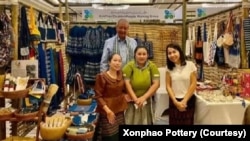 ຮູບທີ່ໄດ້ຮັບຈາກການສະໜອງໂດຍຜູ້ກໍ່ຕັ້ງສູນ Xonphao Pottery, ໃນລະຫວ່າງການອອກ Boost ງານວາງສະແດງສິນຄ້າ.