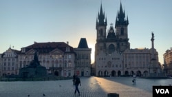 Kota Tua Praha, 10 Juli 2024. Kota ini telah lama menjadi pusat bagi para penulis pembangkang, termasuk jurnalis Rusia yang melarikan diri dari penindasan di bawah Presiden Vladimir Putin. (Jessica Jerreat/VOA)