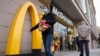 چین میں میکڈونلڈز کا نیا ریستوران۔ فوٹو اے پی، 24 دسمبر 2023