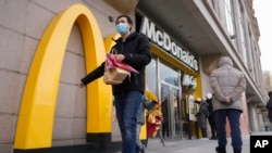 چین میں میکڈونلڈز کا نیا ریستوران۔ فوٹو اے پی، 24 دسمبر 2023