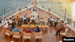 印尼总统佐科·維多多与东盟领导人及其夫人在42届东盟峰会期间聚集在一艘游船上。（2023年5月10日）