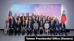 台湾总统蔡英文在美国纽约出席台湾社团活动时与美国在台协会主席罗森伯格会晤。（2023年3月30日）