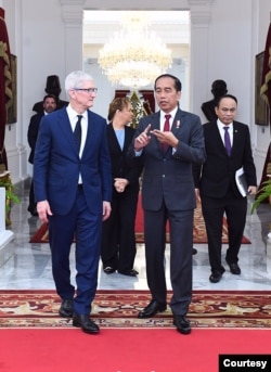 Dalam Pertemuannya dengan CEO Apple Tim Cook di Istana Presiden , Jakarta, Rabu (17/4) Presiden Jokowi meminta agar Apple membangun Pabrik di Indonesia (biro setpres)