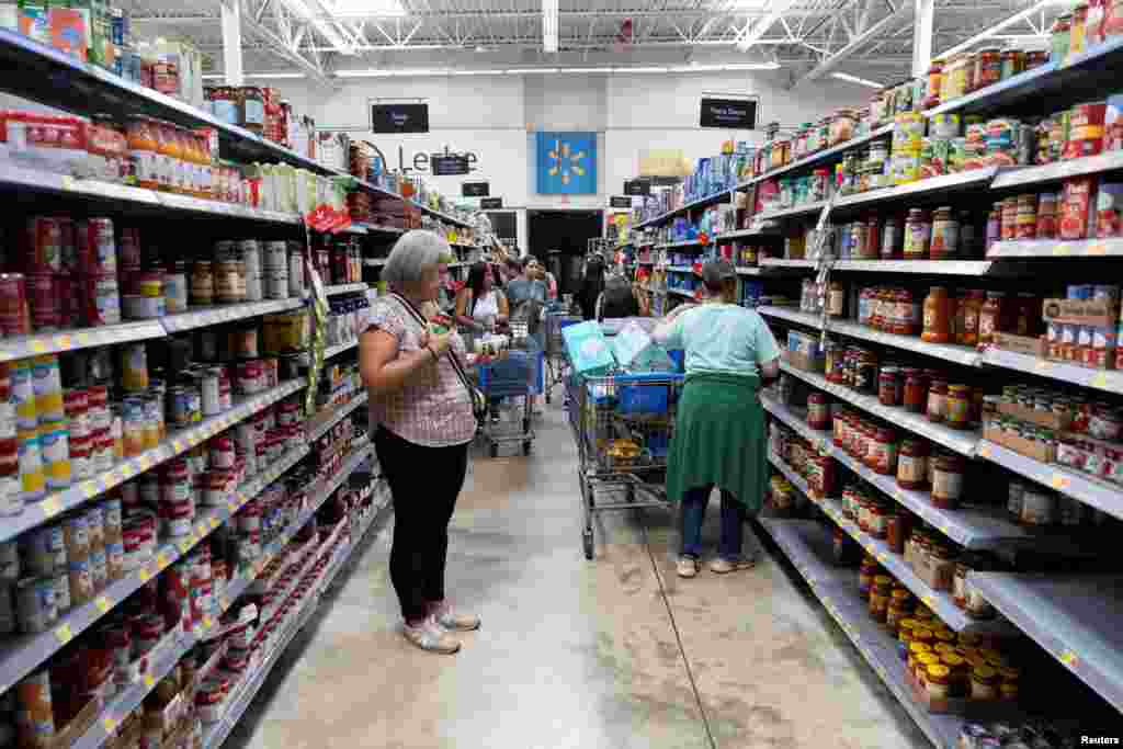 Luego de conocerse los anuncios, los portorriqueños acudieron a supermercados a abastecerse de elementos de primera necesidad.&nbsp;