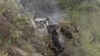 Potongan gambar dari sebuah video yang menunjukkan bus yang membawa para peziarah terjun ke jurang dan terbakar di Limpopo, Afrika Selatan, pada 28 Maret 2024. (Foto: eNCA via AP)