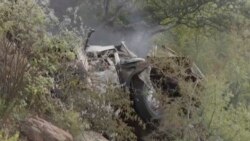 Potongan gambar dari sebuah video yang menunjukkan bus yang membawa para peziarah terjun ke jurang dan terbakar di Limpopo, Afrika Selatan, pada 28 Maret 2024. (Foto: eNCA via AP)