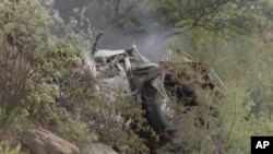 Potongan gambar dari sebuah video yang menunjukkan bus yang membawa para peziarah terjun ke jurang dan terbakar di Limpopo, Afrika Selatan, pada 28 Maret 2024. (Foto: eNCA via AP)