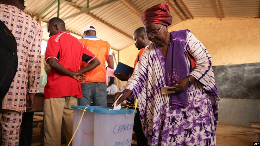 Une électrice vote à l'école d'Abena à N'Djamena le 6 mai 2024 lors de l'élection présidentielle au Tchad. (Photo Joris Bolomey / AFP)