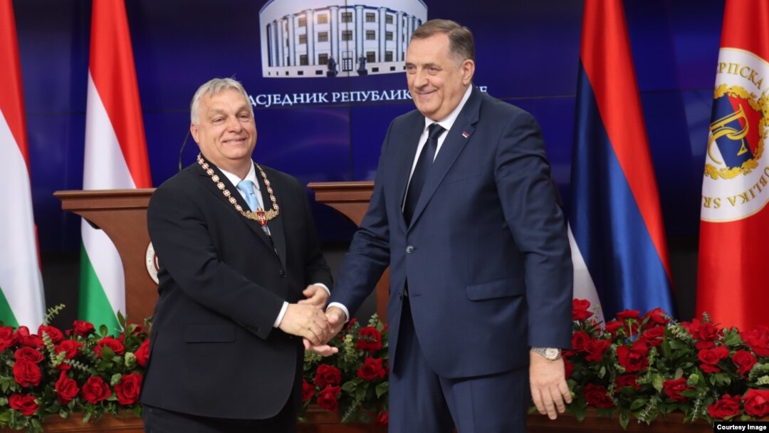 Predsjednik RS-a Milorad Dodik odlikovao je Ordenom na ogrlici RS-a premijera Mađarske Viktora Orbana, Banjaluka, 5. april 2024. (Foro: Kabinet predsjednika RS-a)