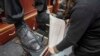 Bertha Gómez saca brillo a los zapatos de un cliente en Alpha Shoe Repair Corp., el 3 de febrero de 2023, en Nueva York, Estados Unidos.