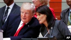 Ish-Presidenti Trump duke folur me zonjën Haley, në atë kohë ambasadore në OKB, përpara takimit të Asamblesë së Përgjithshme të OKB-së (18 shtator 2017)