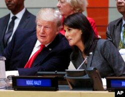 Presiden Donald Trump berbicara dengan Duta Besar AS untuk PBB Nikki Haley sebelum pertemuan Majelis Umum PBB di markas besar PBB, 18 September 2017. (Foto: AP)