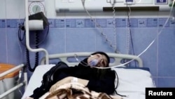 Молодая женщина лежит в больнице после сообщений об отравлении в неустановленном месте в Иране. 2 марта 2023 года. (WANA/Reuters TV через Reuters)