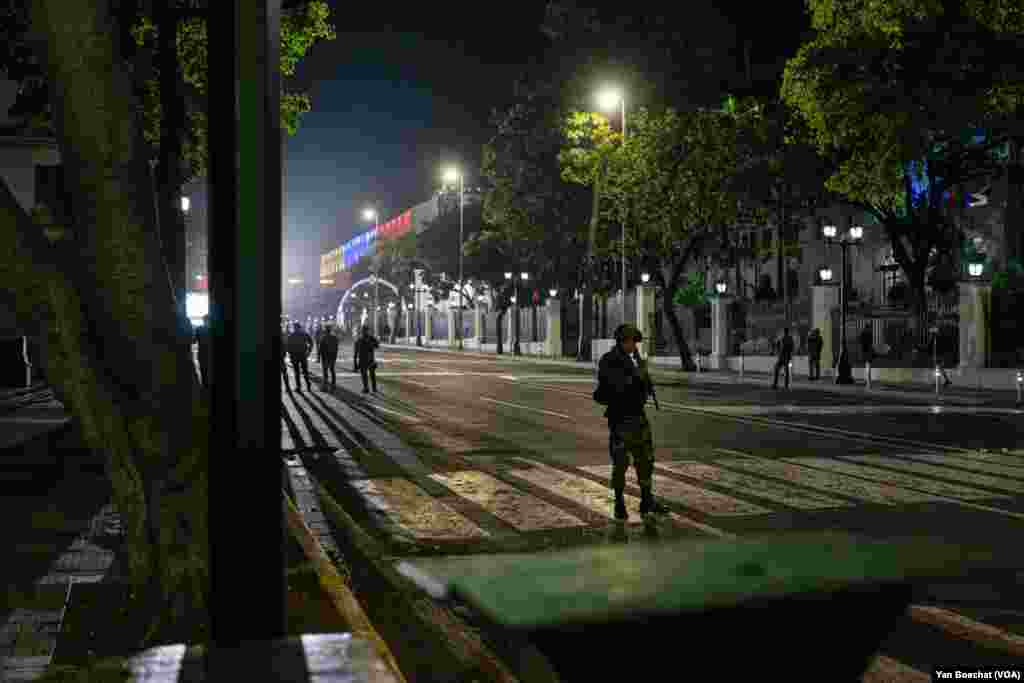 Bolivarian National Guard soldiers stand guard at the entrances to the Miraflores Palace, the seat of the Venezuelan government, shortly before the announcement of the presidential election results, in Caracas, July 29, 2024.&nbsp;