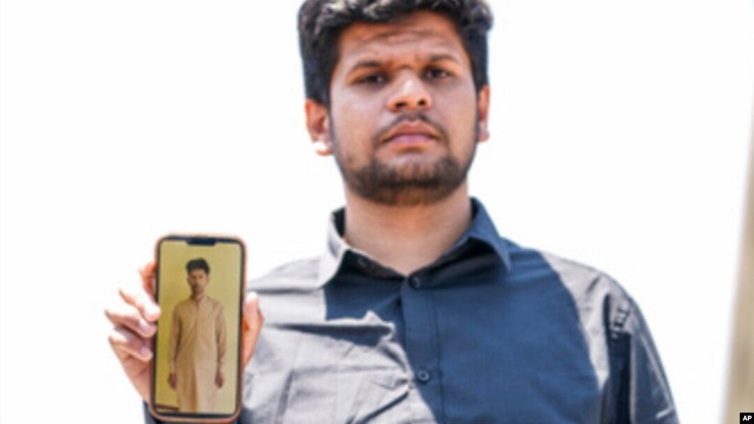 شمریز اپنے انکل کی تصویر کے ساتھ
