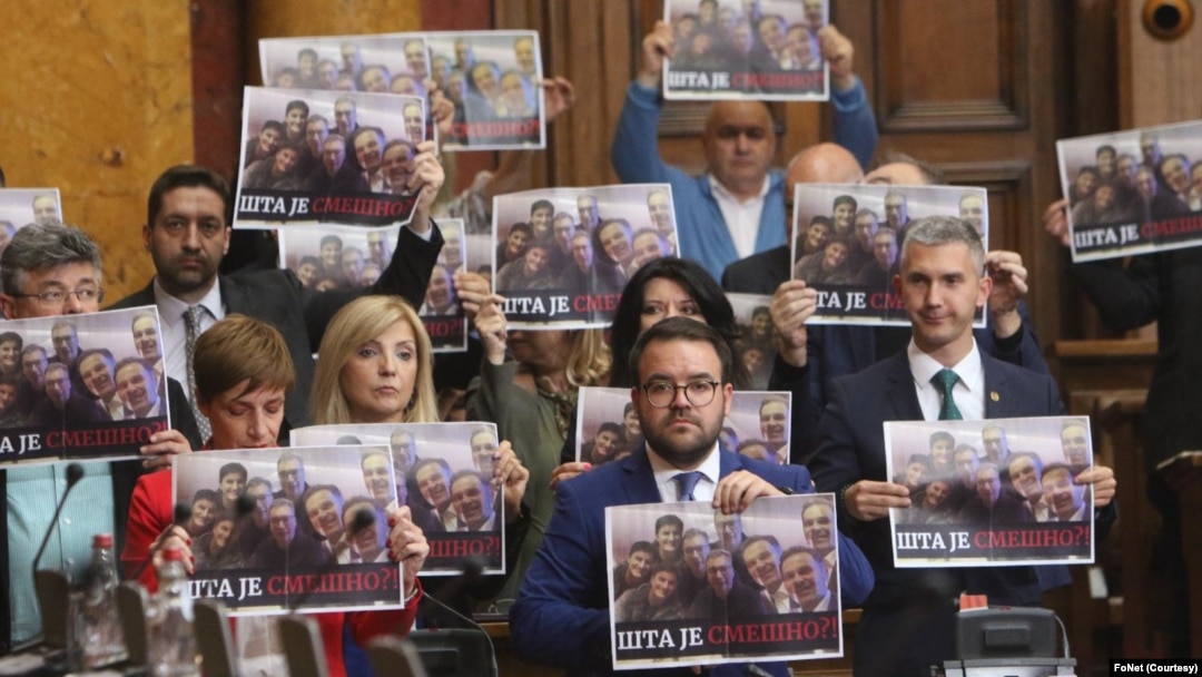 Opozicija drži plakate sa fotografijom sa Tvitera Ane Brnabić i pitanjem "Šta je smešno" na posebnoj sednici Skupštine Srbije (FoNet)