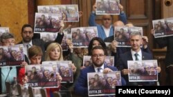 Opozicija drži plakate sa fotografijom sa Tvitera Ane Brnabić i pitanjem "Šta je smešno" na posebnoj sednici Skupštine Srbije (FoNet)