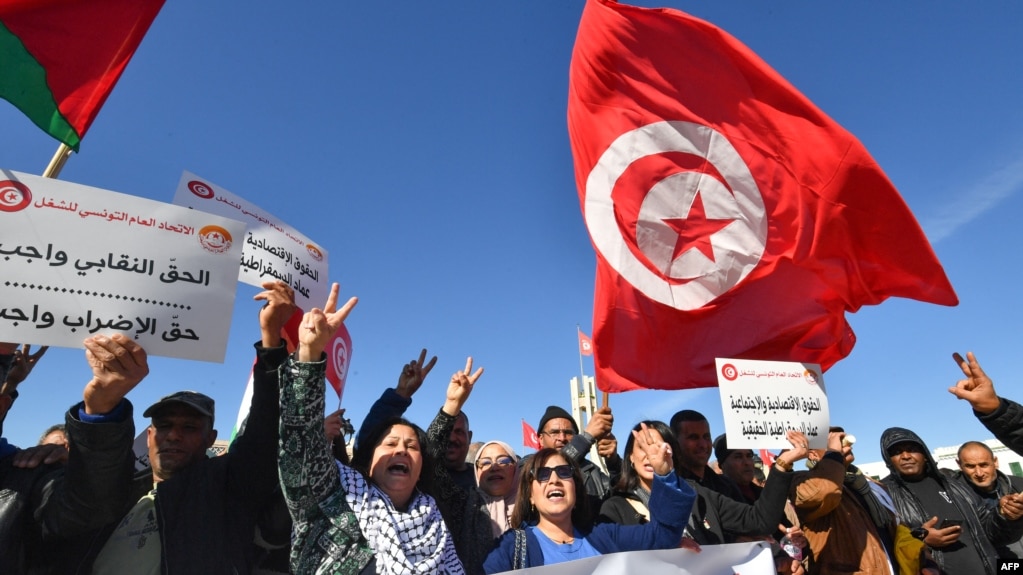 Divers pans de la société civile tunisienne manifestent régulièrement contre le pouvoir en place.