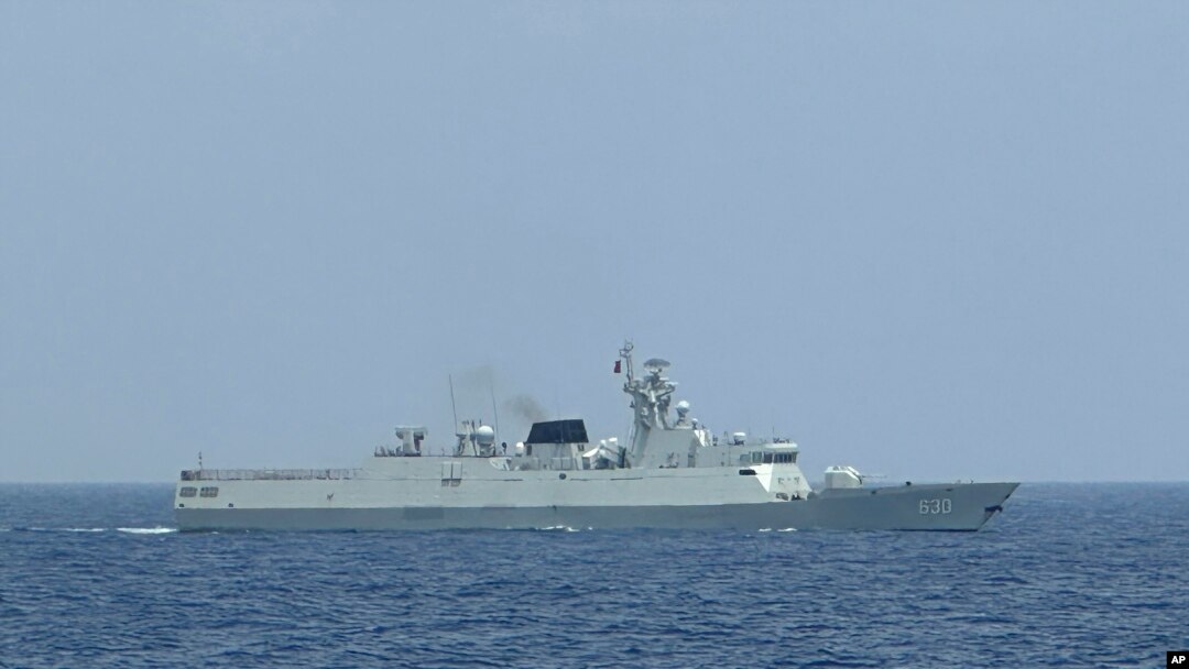 Sebuah kapal perang Angkatan Laut China terlihat di perairan yang diperebutkan di laut Cina Selatan, Rabu, 4 Oktober 2023. (AP/Joeal Calupitan)