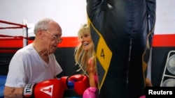 ILUSTRASI - Pasien Parkinson Jim Coppula bersama pelatihnya Anne Adams di Costa Mesa, California, 16 September 2013. (REUTERS/Mike Blake/File)