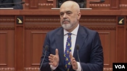 Kryeministri Edi Rama gjatë seancës në parlament