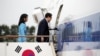 韩国总统尹锡悦与夫人2023年4月24日在首尔登机前往华盛顿进行国事访问。